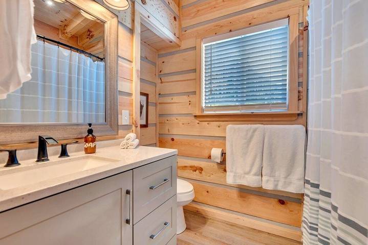 Vacation rental for 10 people, with yard and balcony as well as hot tub, with pets in Cosby (TN)