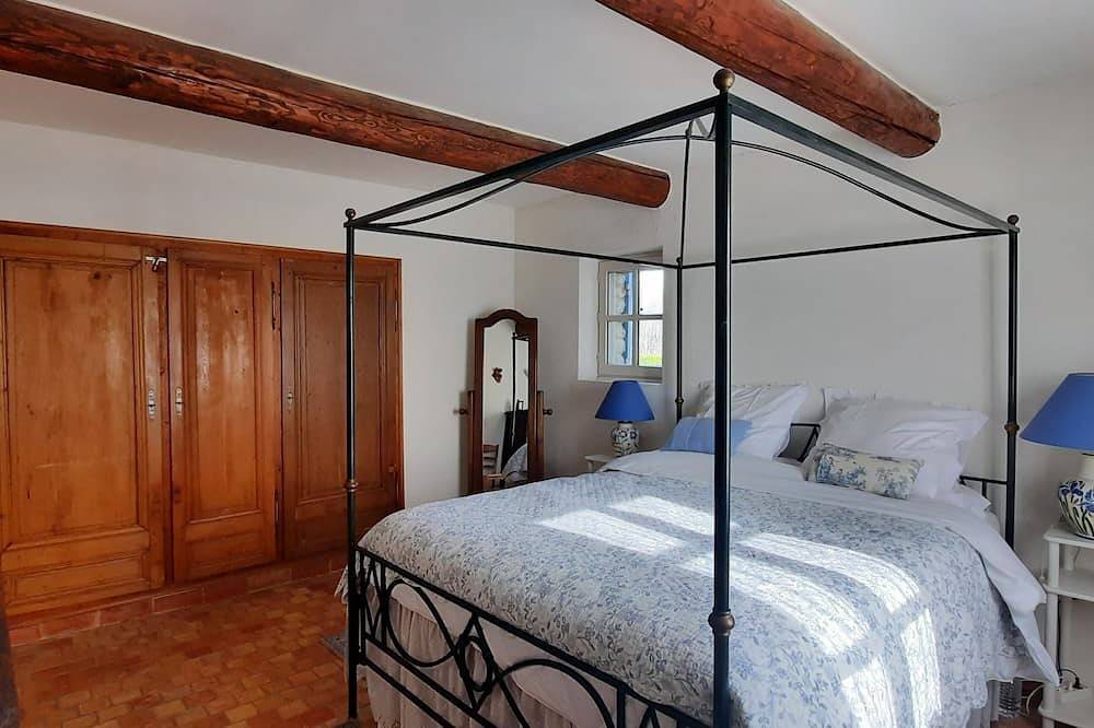 Charming stone house, private pool (5 * 10 m) in Gordes in Gordes, Parc naturel régional du Luberon