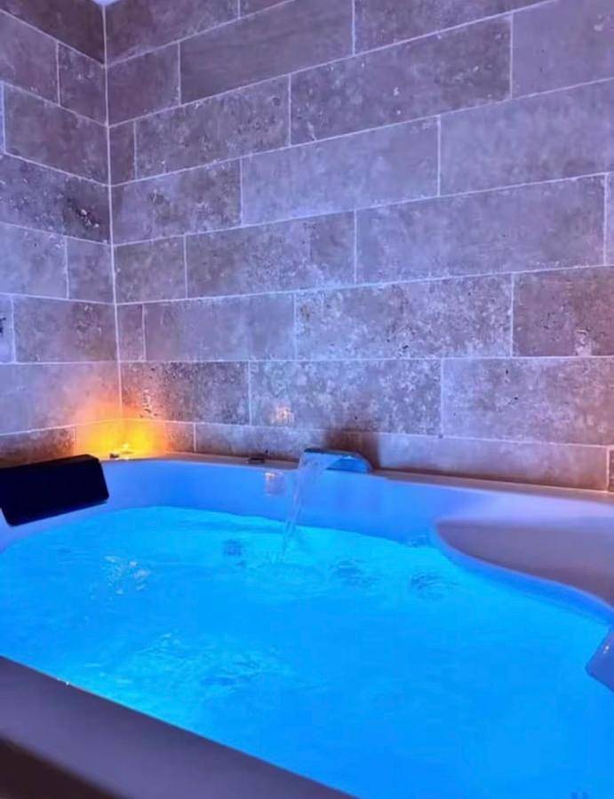 Appartement entier, Centre Ville - appartement de caractère- baignoire Balneo in Besançon, Doubs