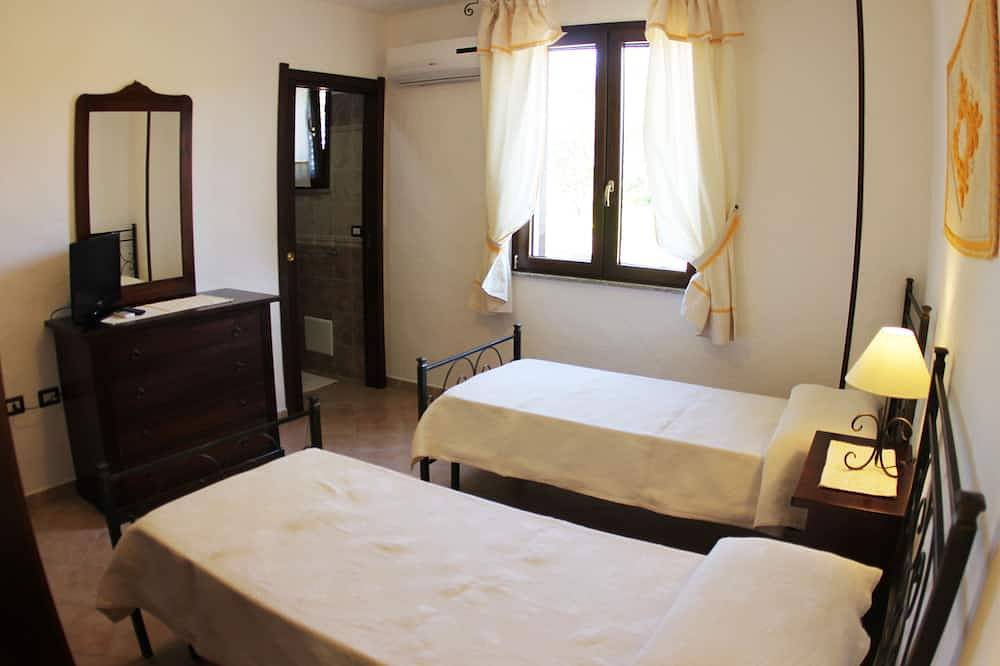Villa with swimming pool, surrounded by flower gardens, near the sea. in Sorso, Sassari Provinz