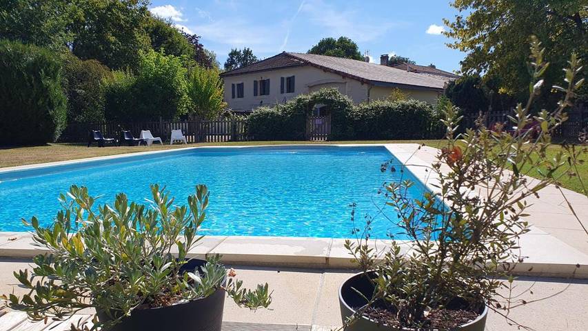 Gîte pour 12 personnes, avec jardin et piscine, adapté aux familles à Chaunac