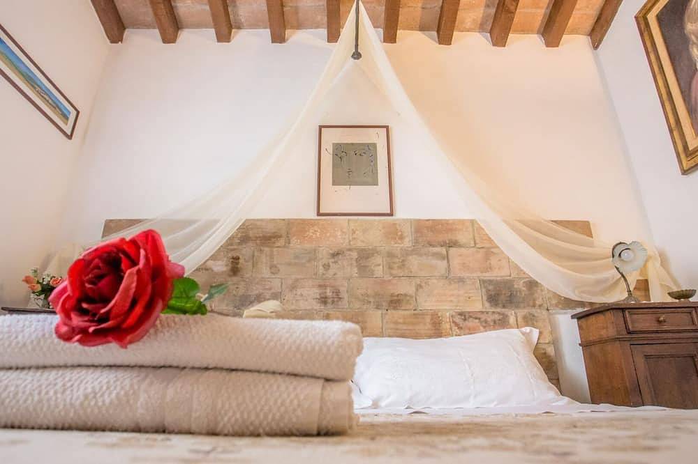 Charmantes Einfamilienhaus in tosk. Bauweise fuer 2 Personen, Pool, Wlan, Garten in Montescudaio, Etruskische Küste