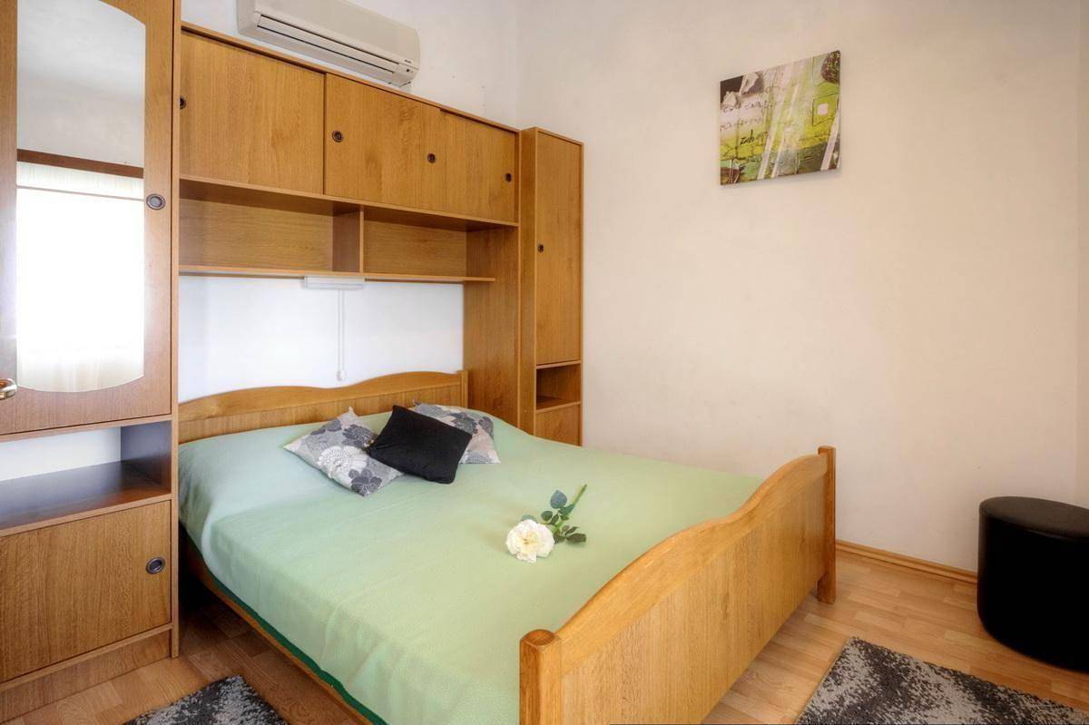 Apartamento vacacional entero, Holiday flat in Baška with private balcony in Baska, Krk (isla)