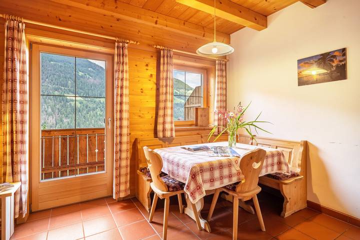 Ganze Wohnung, Ferienwohnung Marschalkhof "Sankt Helena" mit Bergblick, Balkon und Wlan in St. Pankraz, Ortleralpen