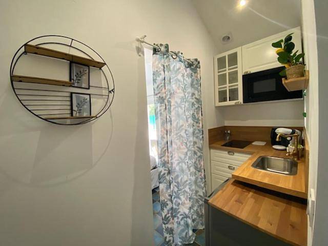 Location de vacances pour 2 personnes, avec vue et jardin ainsi que terrasse et piscine, animaux acceptés à Herm - 3