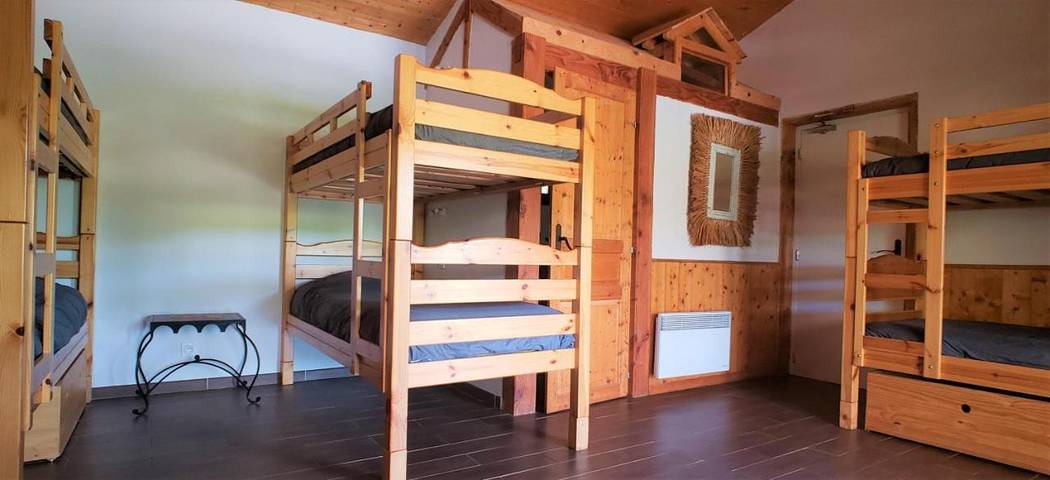 Gîte pour 8 personnes, avec vue et piscine ainsi que jardin et terrasse à Verrières - 2