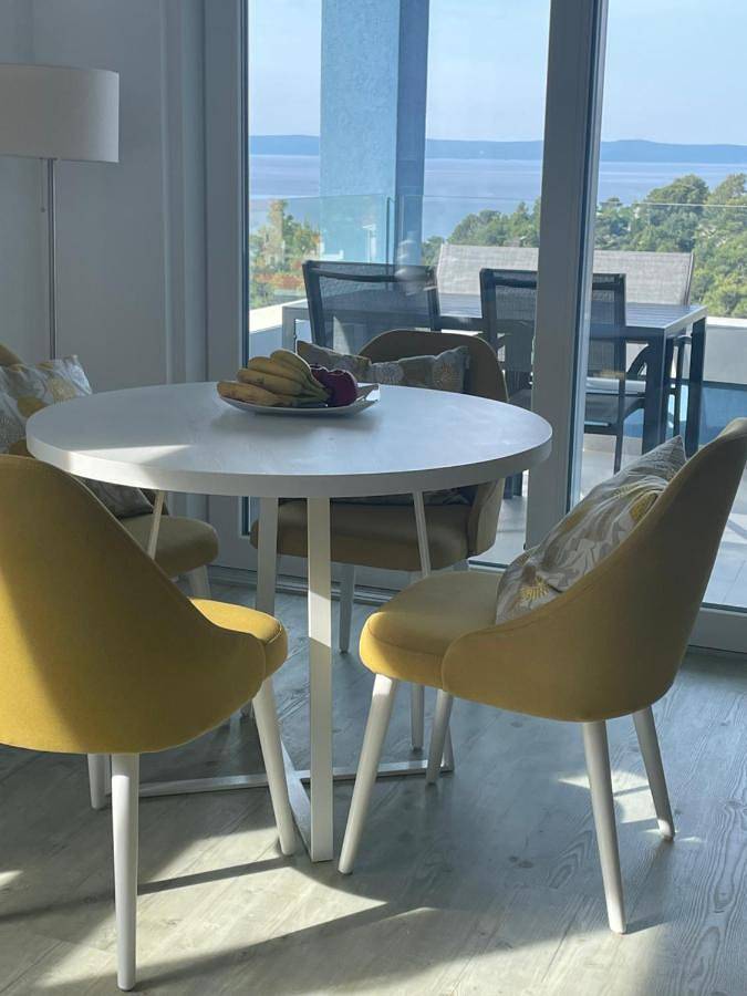 Ferienwohnung für 4 Personen, mit Ausblick und Balkon in Krvavica