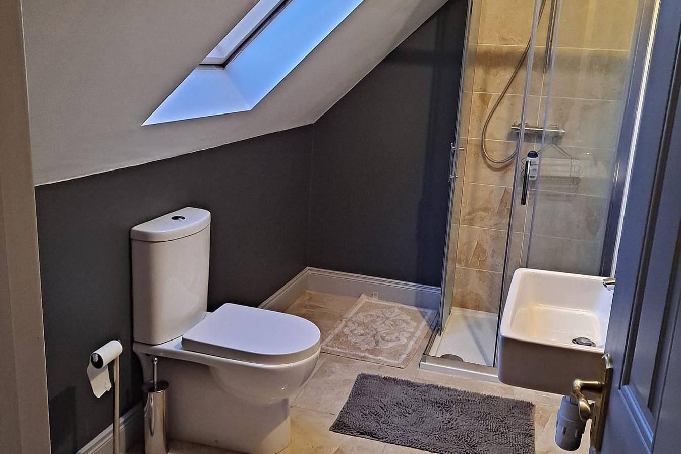 Entire holiday apartment, 2-Bed Apartment Sleeps 6 with Parking in County Kildare