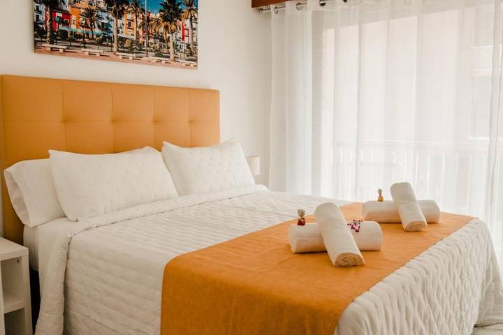 Alojamiento y desayuno para 2 personas, con Balcón además de Terraza y Vistas en Benidorm