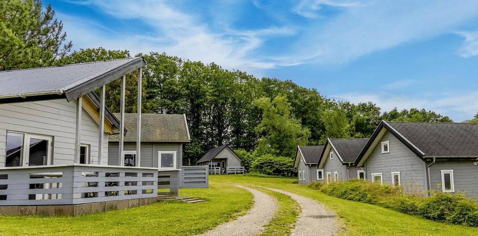 Chalet for 6 personer, med Terrasse og Have såvel som Pool og Udsigt i Tåsinge