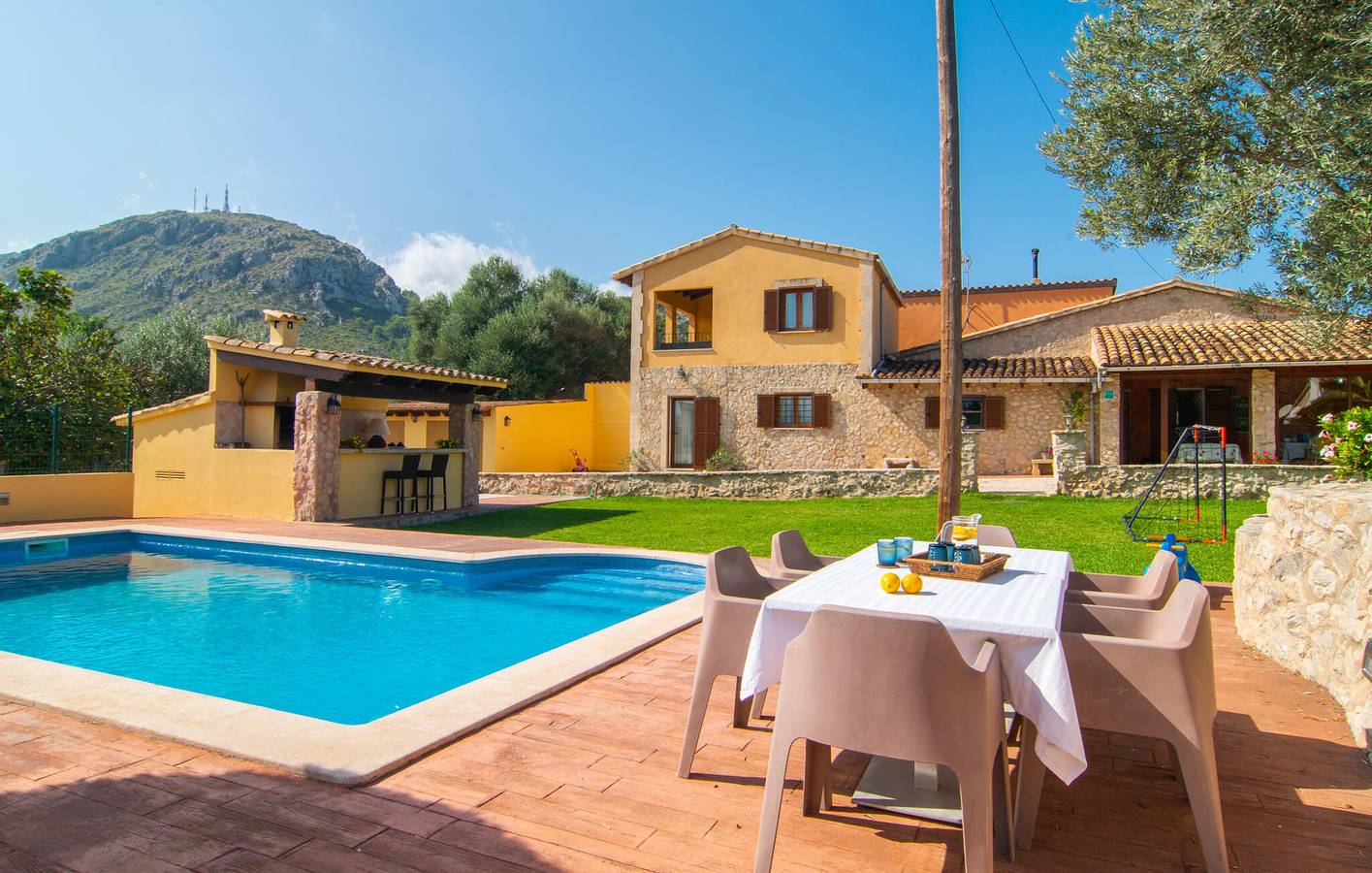 Gemütliches Apartment mit Pool, Terrasse & AC 2km vom Can Cap de Bou Strand entfernt in Alcúdia, Mallorcas Küste