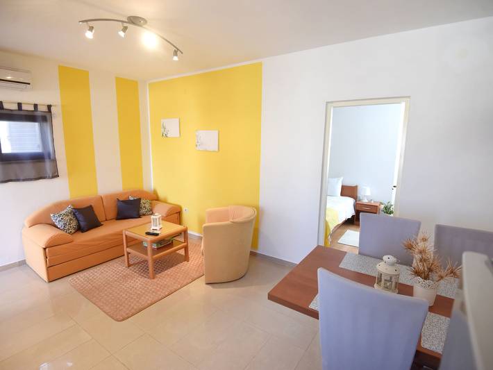 Ferienwohnung für 5 Personen, mit Terrasse und Balkon/Terrasse, kinderfreundlich in Jasenice