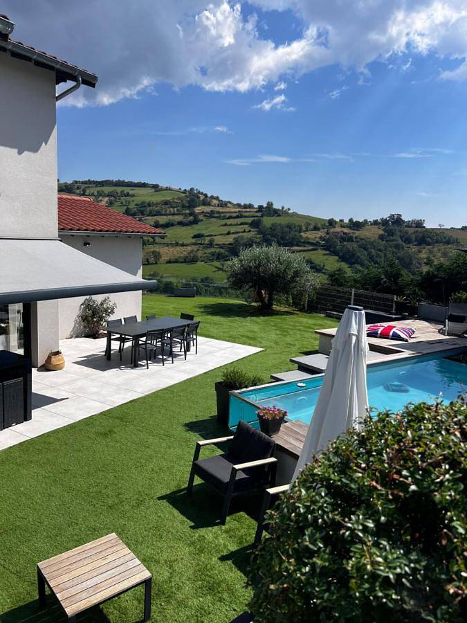 Location de vacances pour 8 personnes, avec Terrasse et Jardin ainsi que Piscine et Vue à Brullioles