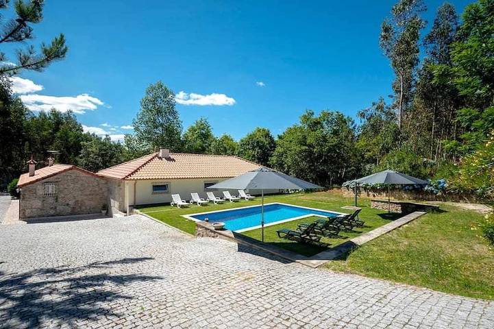 Casa de vacaciones para 21 personas, con jardín además de terraza y piscina - 1