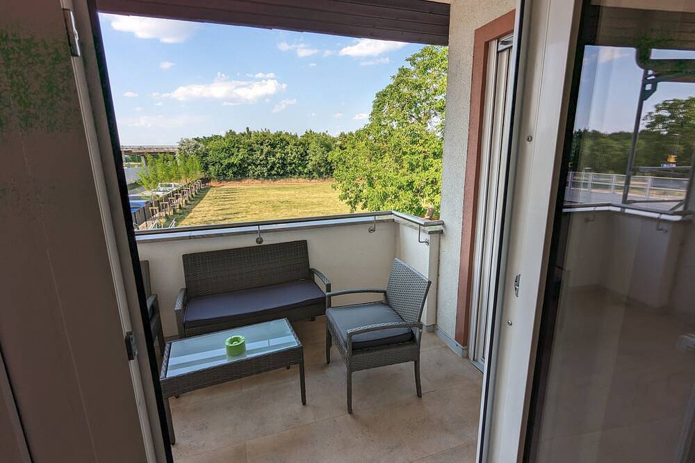 Ganze Wohnung, Ferienwohnung (4) 2.Og - 70 qm - mit Balkon - dirket am Bahnhof in Europa-Park, Ringsheim