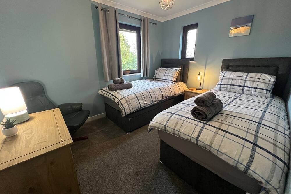 Central Mk 2Br Comfy Home, Wifi & Driveway – Corporate Ready | Webbhill Stays in Milton Keynes, South East England