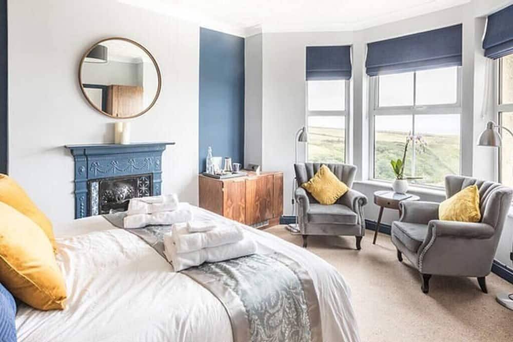 Sea views just yards from restaurants, pubs & shops. Sleeps 16-18, 8 x en-suite. in Tintagel, Pentire Point - Widemouth