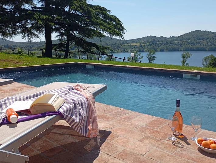 Casa vacanza per 2 persone, con Terrazza e Giardino nonché Piscina e Vista lago a Valentano