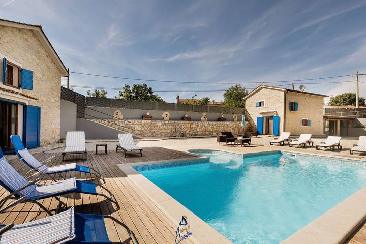 Ferienhaus für 10 Personen, mit Balkon/Terrasse und Whirlpool sowie Garten und Pool in Bibići