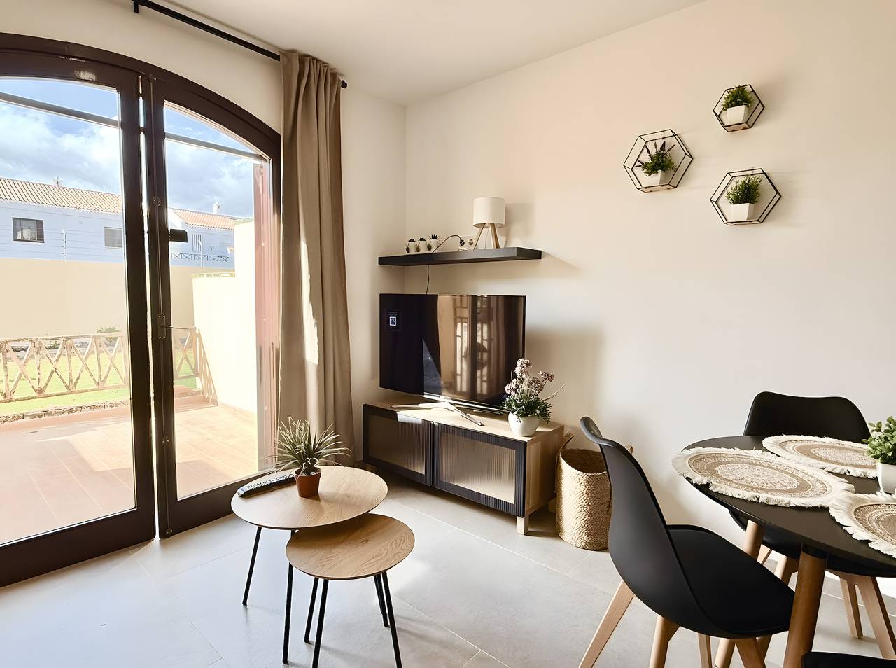 Geheel appartement, Vakantie 'Casa Tagoro Dream' met Gedeeld Zwembad, Privéterras en Wi-Fi in Costa del Silencio, Arona