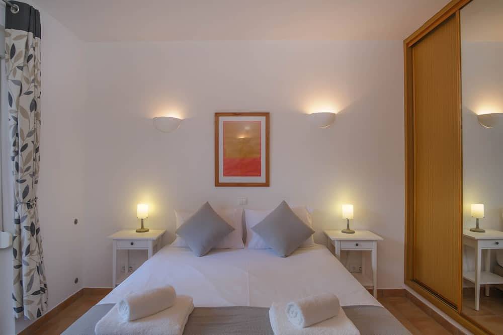Spacious family villa with private pool and sea views in Luz, Faro Distrikt