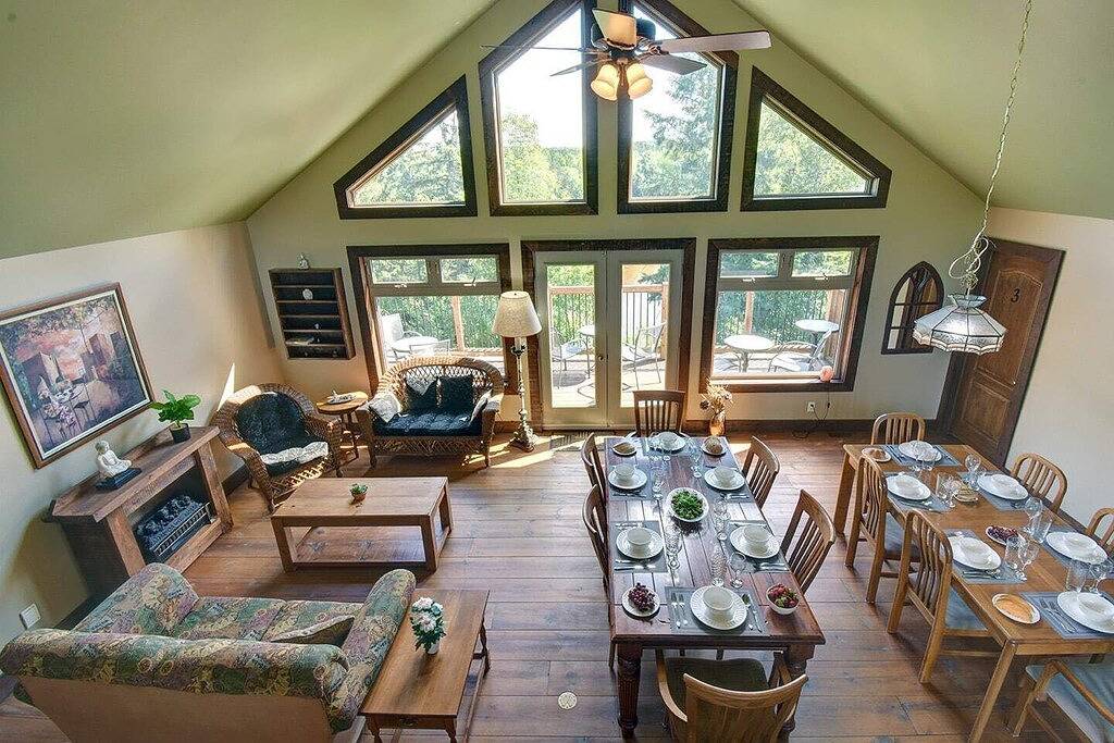 Waterfront private Beach 2 hot tubs Pool Sauna 21p. in Labelle, Québec