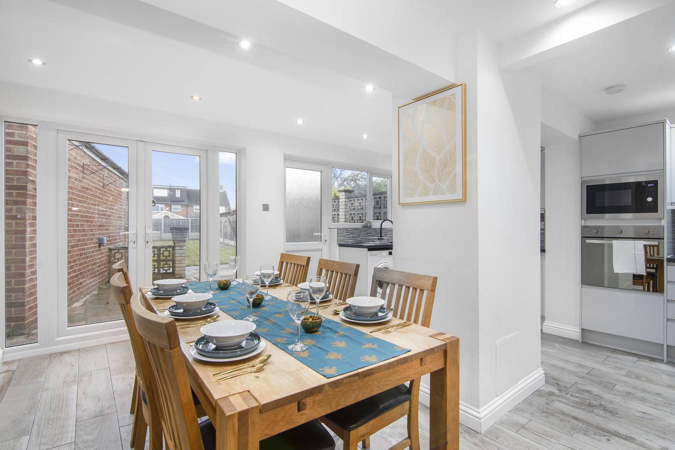 3 Bed House - Sleeps 5 - Garden - Parking in Gravesend, Kent