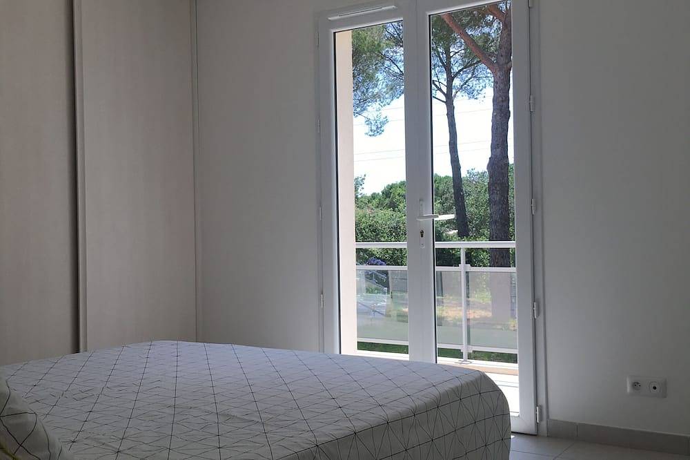 Air-conditioned detached villa with secure/heated swimming pool and large garden in Puget-sur-Argens, Region de Draguignan