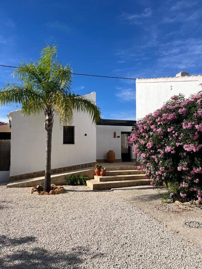 Chalet para 2 personas, con vistas además de jardín y piscina en Marina Alta