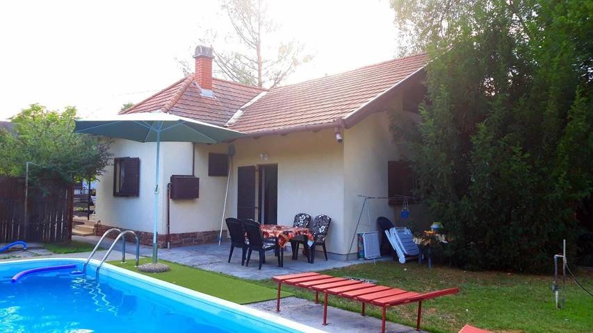 Ferienhaus für 16 Personen, mit Terrasse und Garten sowie Pool