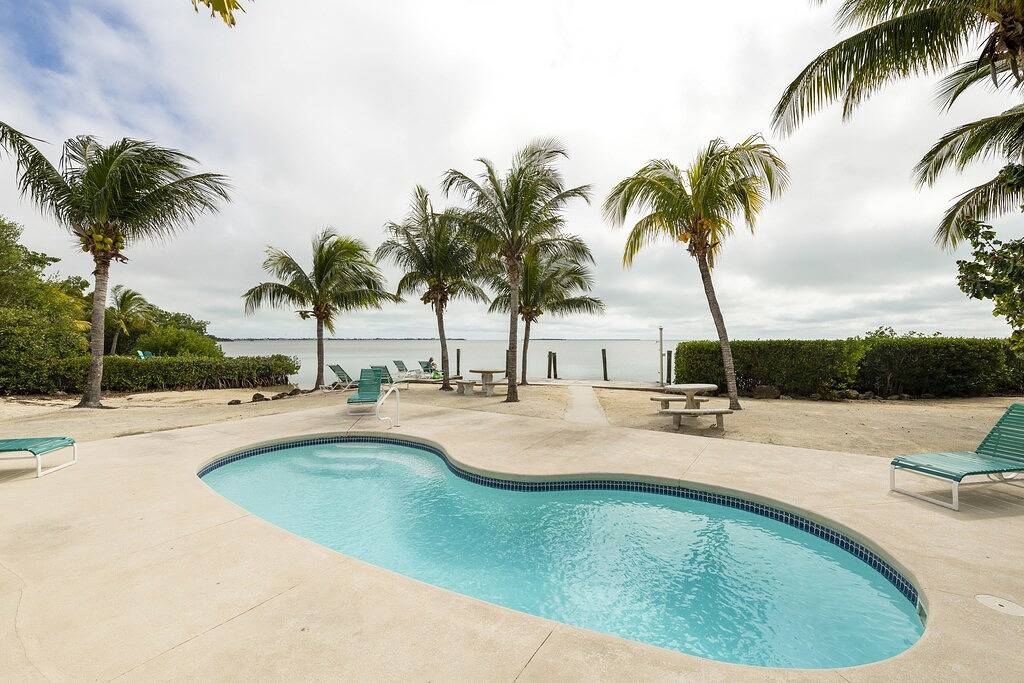 Old Florida Style, Dockage, Swimming Pool (shared), just 20 miles from Key West in Cudjoe Key, Lower Keys