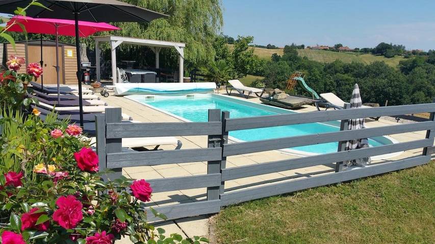 Location de vacances pour 8 personnes, avec jardin et piscine ainsi que vue et terrasse à Beaumarchés