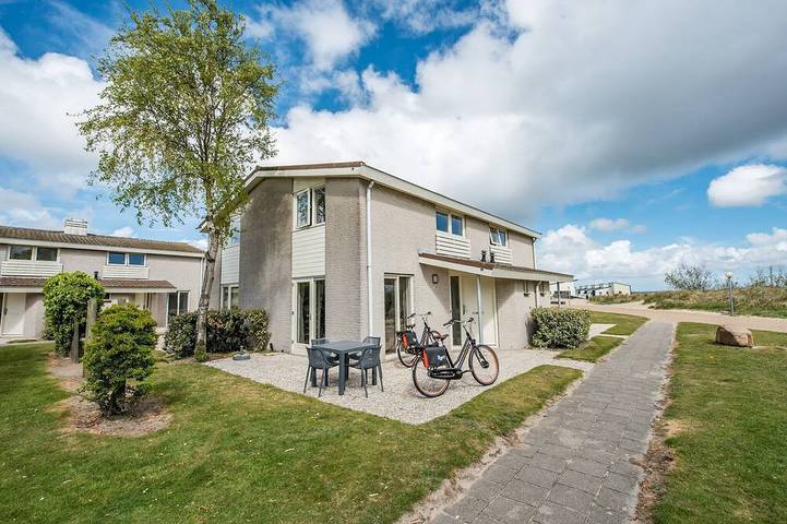 Bungalow voor 4 personen, met balkon en zwembad in Kamperland