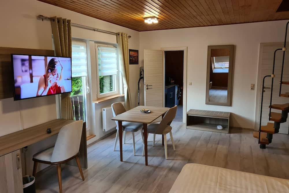 Ganze Wohnung, W4, Ferienwohnung mit Klimaanlage, 2 Schlafzimmer mit 4 Einzelbetten. in Hüllhorst, Wiehengebirge