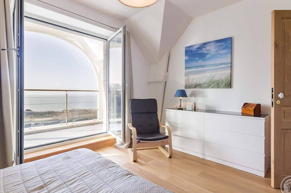 Zeitgenössische Villa in Carolles mit Meerblick und direktem Strandzugang in Carolles, Côte de la Déroute