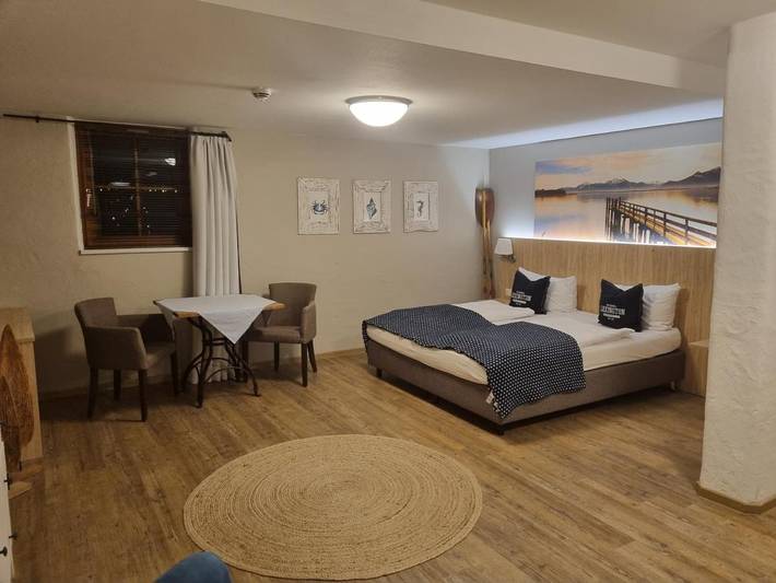 Hotel für 4 Personen, mit Balkon und Terrasse sowie Garten und Seeblick in Grabenstätt - 3