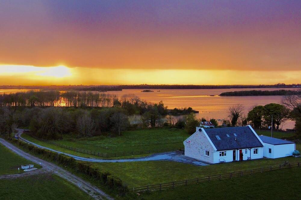 Brownstown Lodge - Fishing Lodge & Country House m. Seeblick u. Alleinlage, Wifi in Castlebar, County Mayo