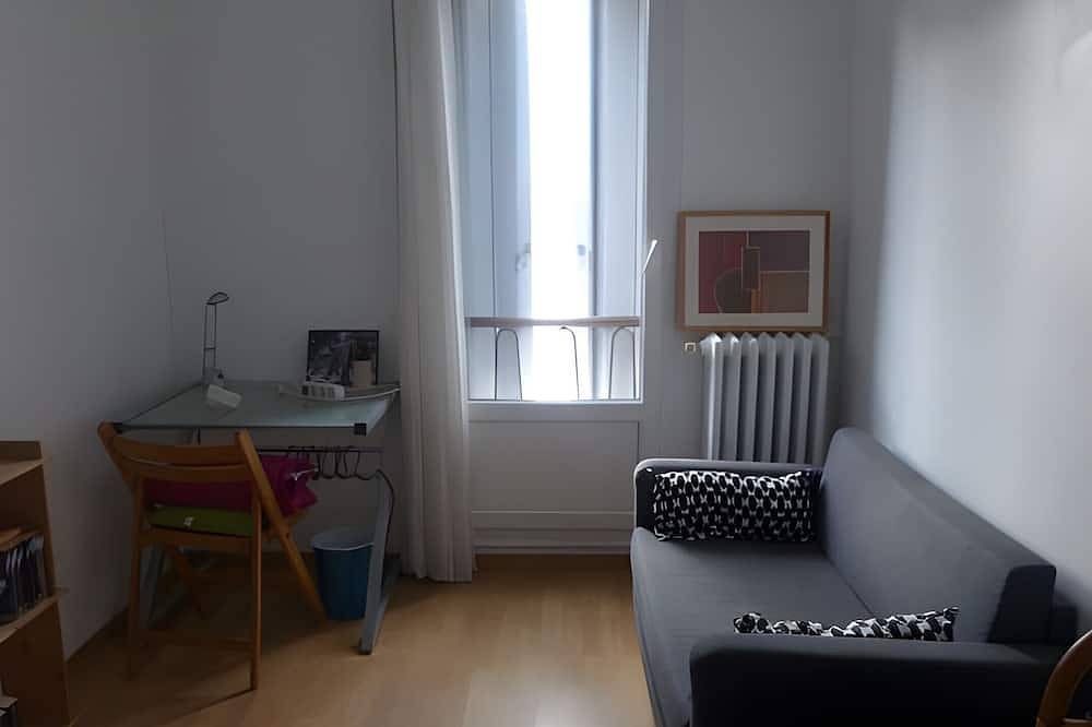 Nice quiet room near Paris - metro Villejuif Paul Vaillant Couturier in Villejuif, Valle del Marne