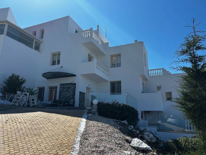 Villa for 10 people, with garden and balcony as well as ocean view and pool in Koutouloufari