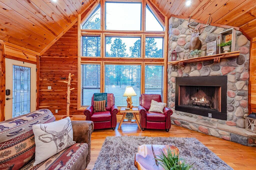 On A Whim ist eine luxuriöse Blockhütte, in der für jeden etwas dabei ist in Broken Bow, Broken Bow Lake