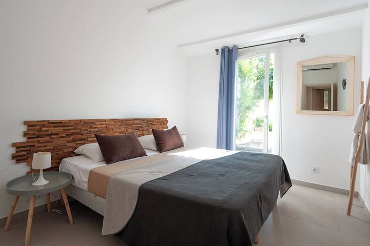 Villa pour 4 personnes, avec jardin et piscine ainsi que jacuzzi et terrasse, animaux acceptés dans Santa Giulia - 3