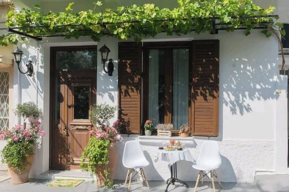 Entire apartment, Menemar Traditional Suite, By Idealstay Experience in Almyros Beach (Agios Nikolaos), North Crete