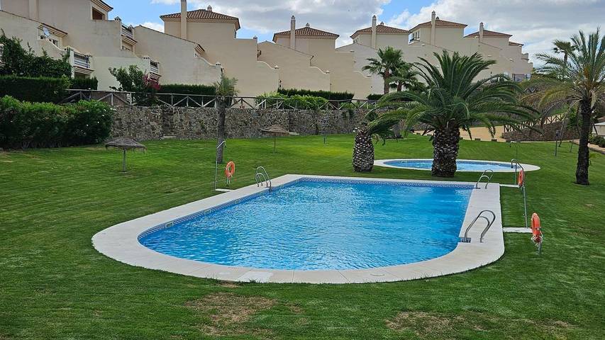 Casa de férias para 6 pessoas, com terraço e piscina e ainda jardim, com animais de estimação em Urbanizacion Costa Esuri