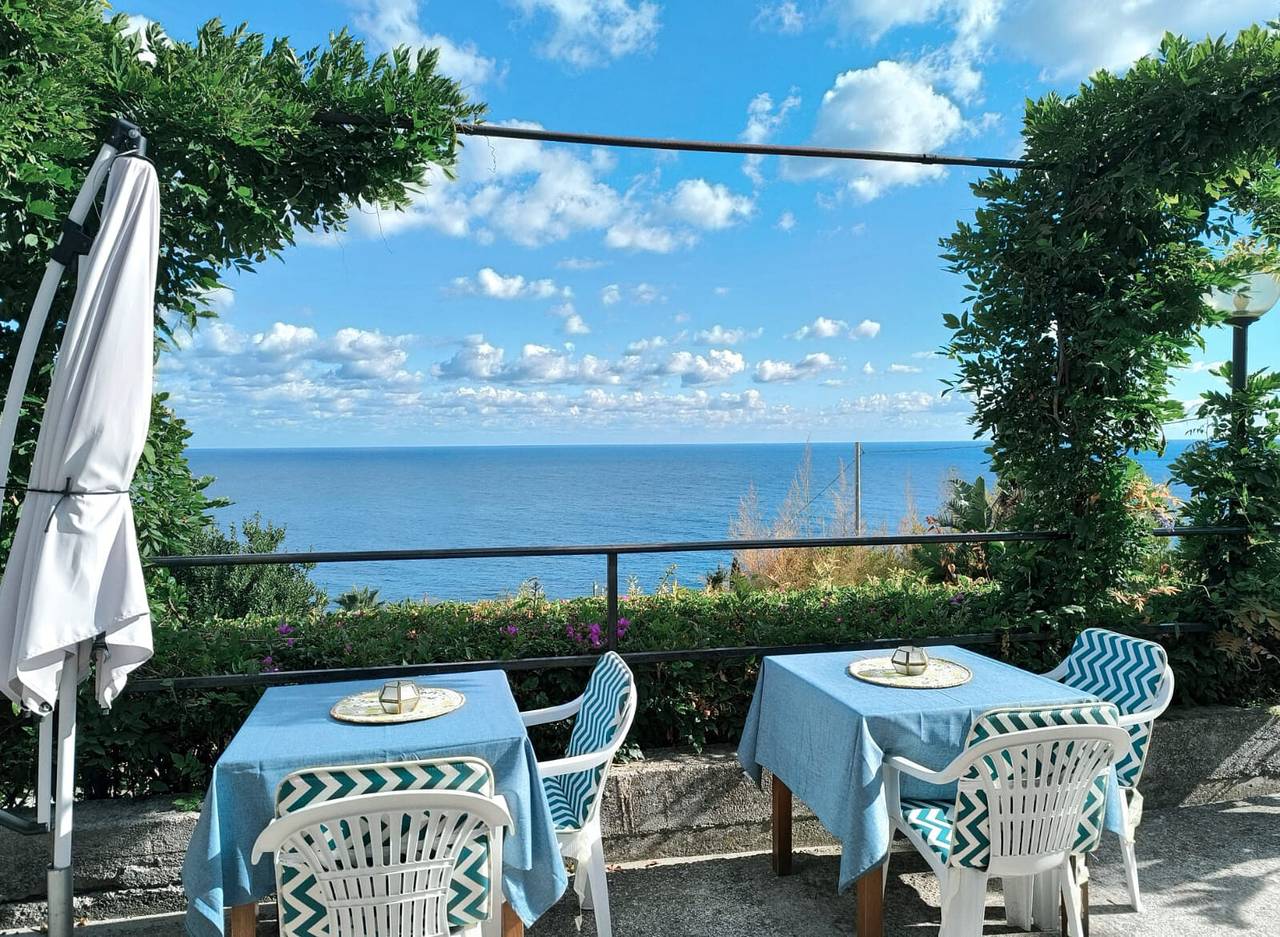 Ganze Wohnung, Ferienwohnung 'Gli Orti Sul Mare 1' mit Meerblick, Wi-Fi und Klimaanlage in Bordighera, Riviera di Ponente