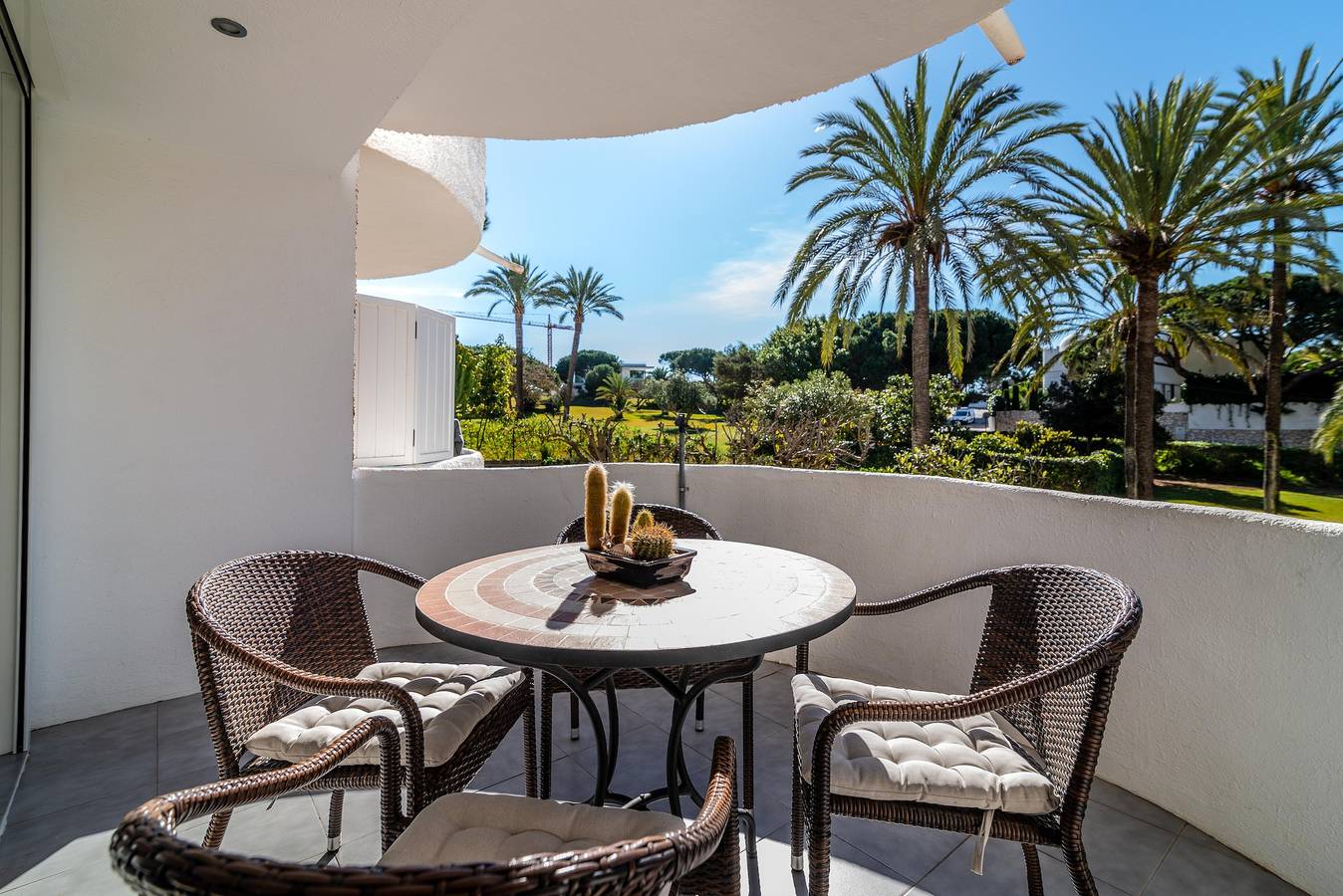 Entire studio, Studio Apartment in Marbella with Terrace, Shared Pool & Wi-Fi in Marbella East, Marbella