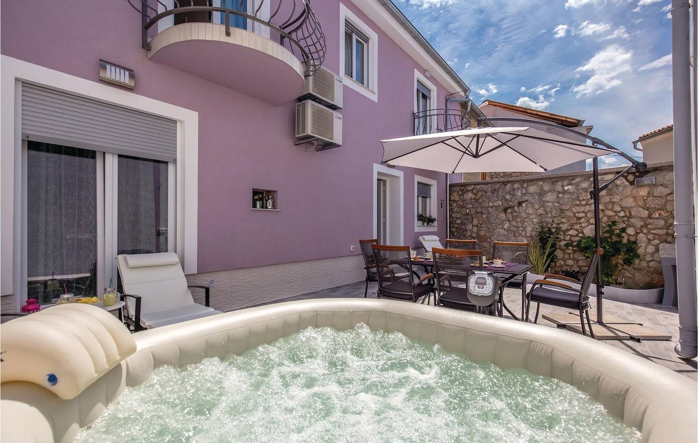 Geräumige Ferienwohnung mit Terrasse, WLAN und Parkplatz in der Nähe des Stadtzentrums von Grizane in Grizane, Primorje-Gorski Kotar