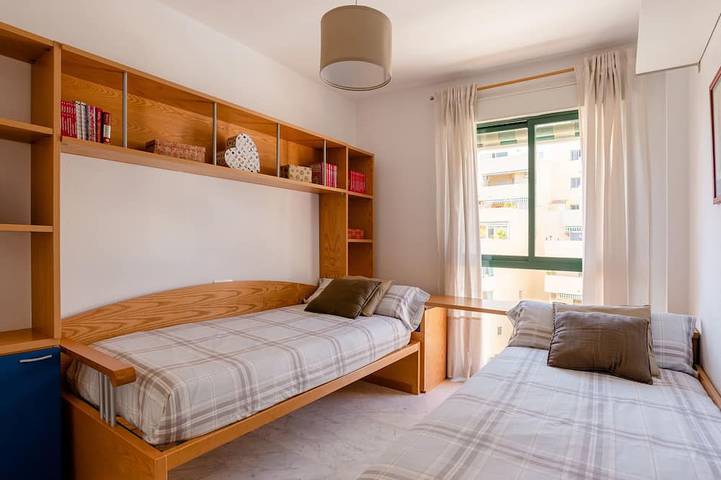 Appartamento intero, Apt. 2 camere nel Bajondillo con piscina, paddle A / C e WiFi: spiaggia a 75 m. in Playa El Bajondillo, Torremolinos