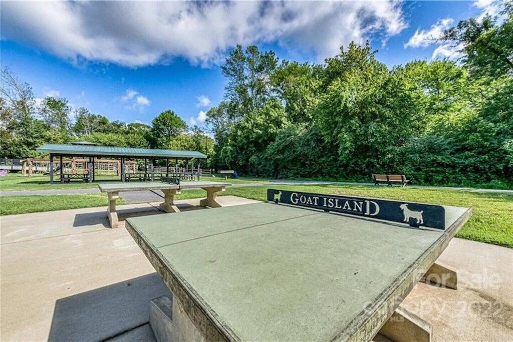 Mod chic 2Br Fire Pit, Corn Hole Court, Pets welcome, close to Clt attractions in Cramerton, Gaston County