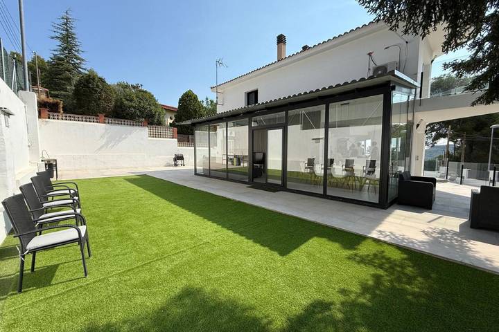 Chalet Casablanca-Mountain Retreat with Mountain Views, Wi-Fi and Air Conditioning in Corbera de Llobregat, Barcelona inland