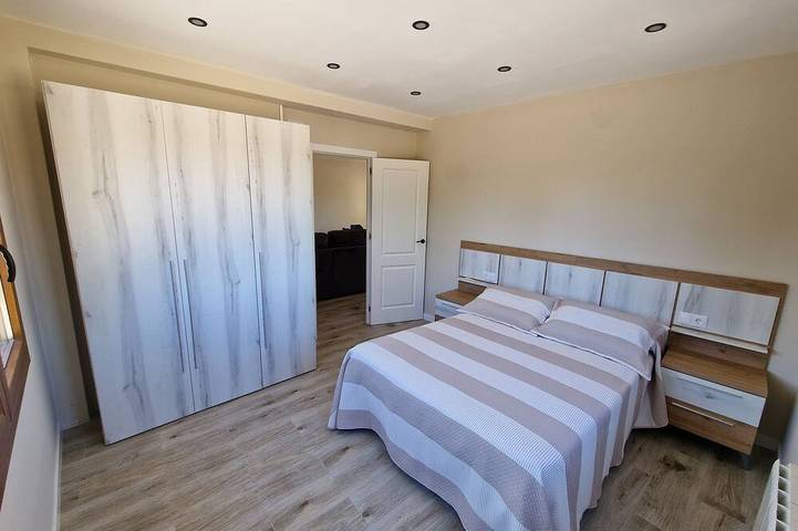 Chalet with barbecue, garden and indoor swimming pool next to the mountains in Villarta-Quintana, La Rioja Provinz